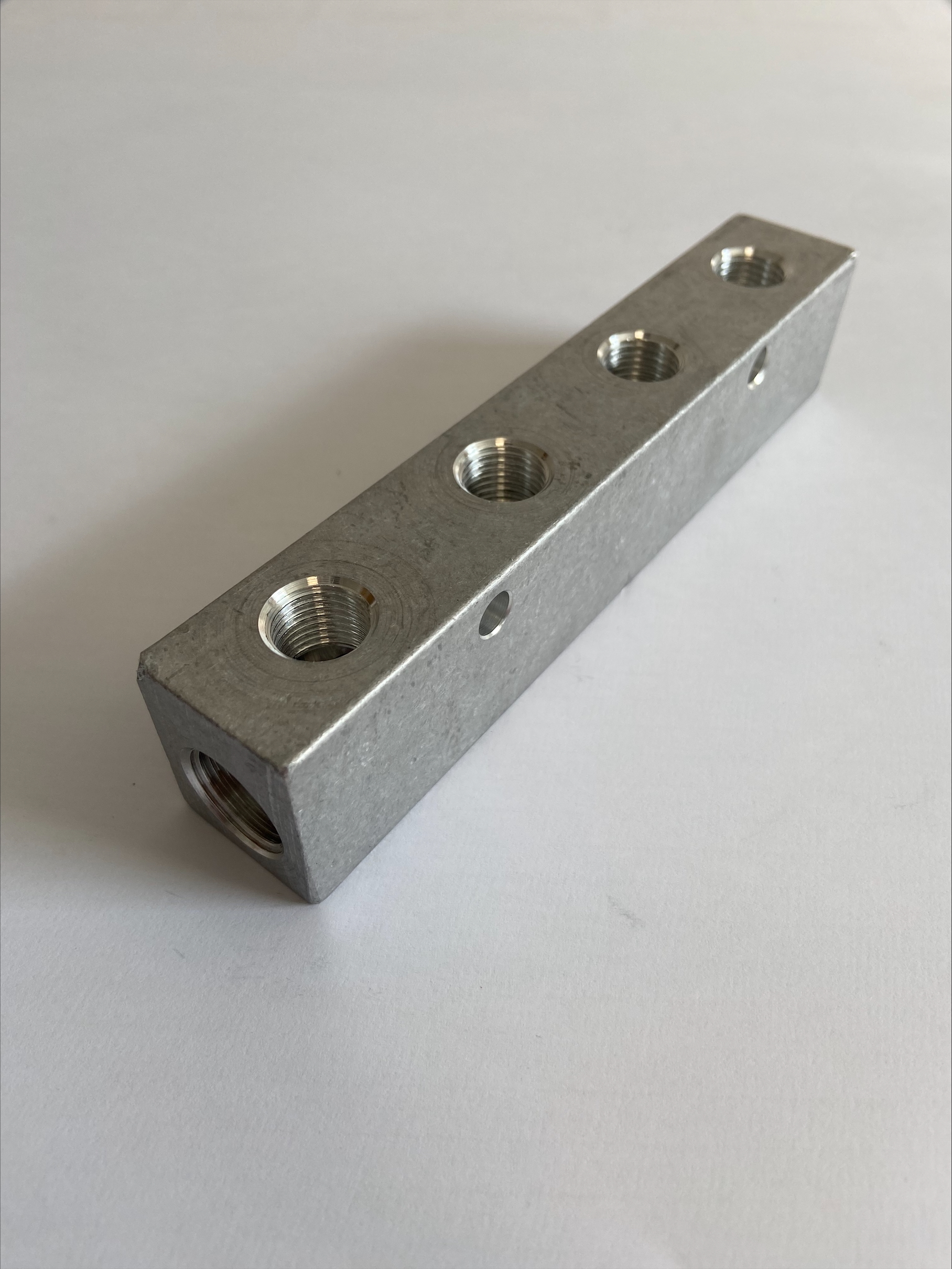 Bloc de distribution - A16 Entrée filetage femelle BSPP = 2 x G 3/8  Sortie filetage femelle BSPP = 4 x G 1/4 