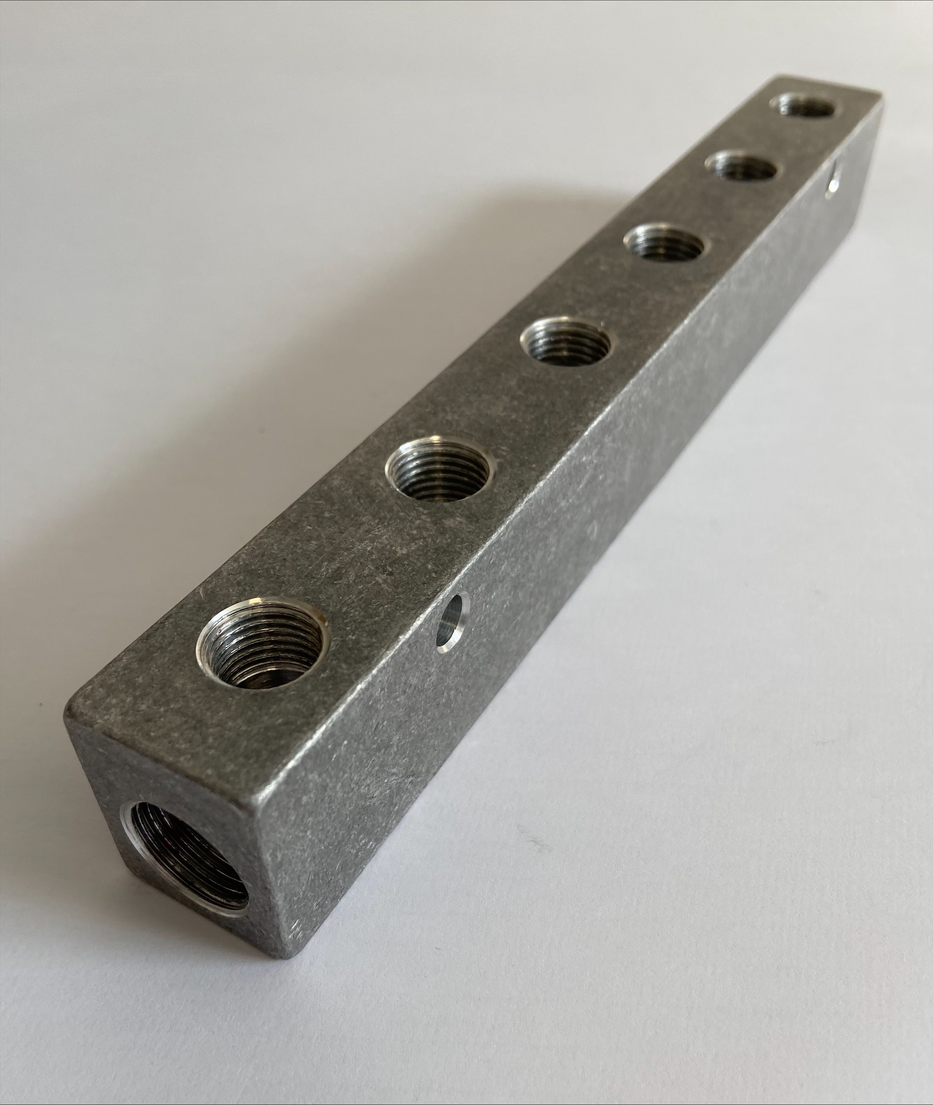 Bloc de distribution - A16 Entr&eacute;e filetage femelle BSPP = 2 x G 3/8 Sortie filetage femelle BSPP = 6 x G 1/4 