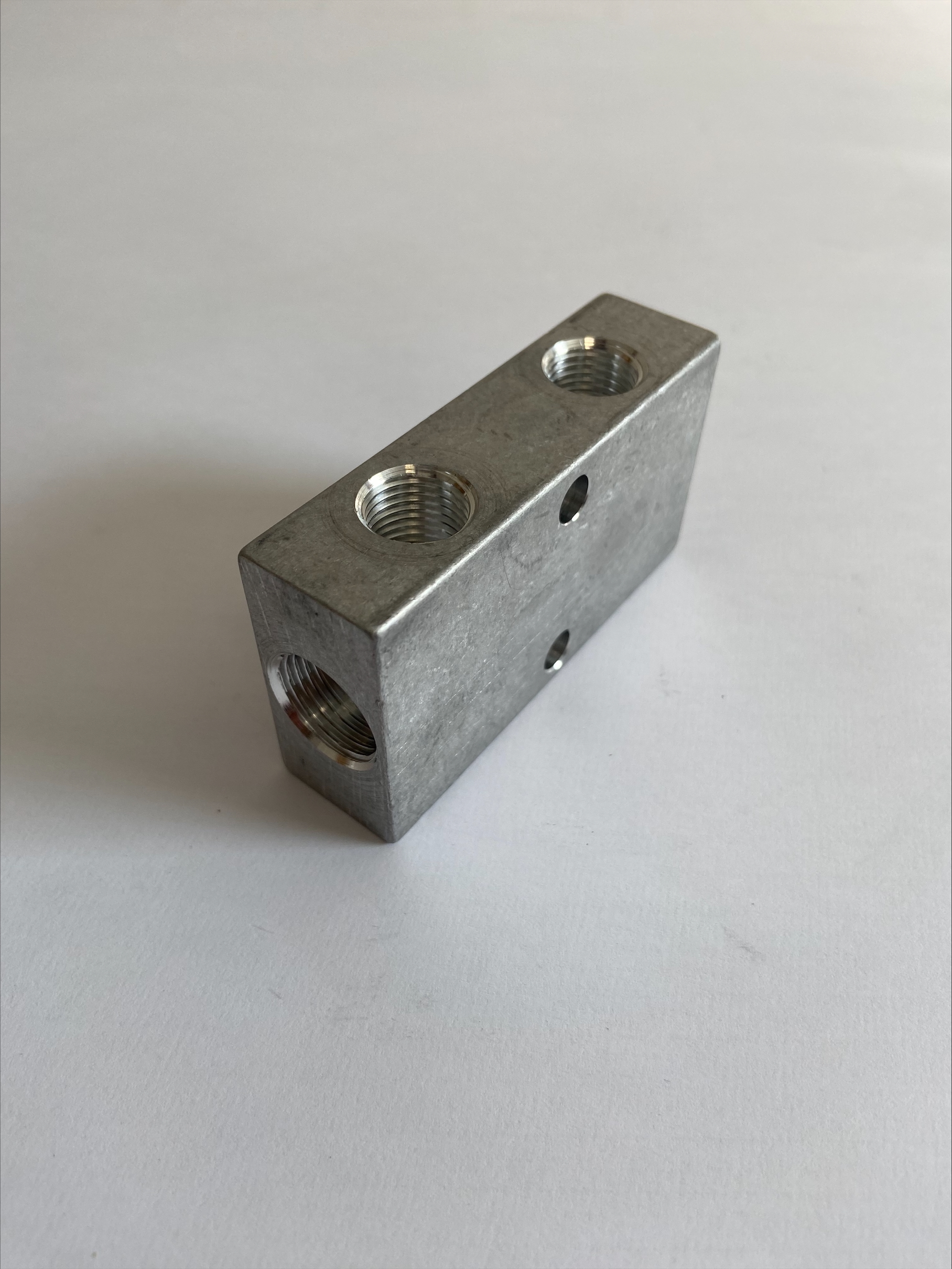 Bloc de distribution - A16 Entrée filetage femelle BSPP = 2 x G 3/8 Sortie filetage femelle BSPP = 2 x G 1/4 