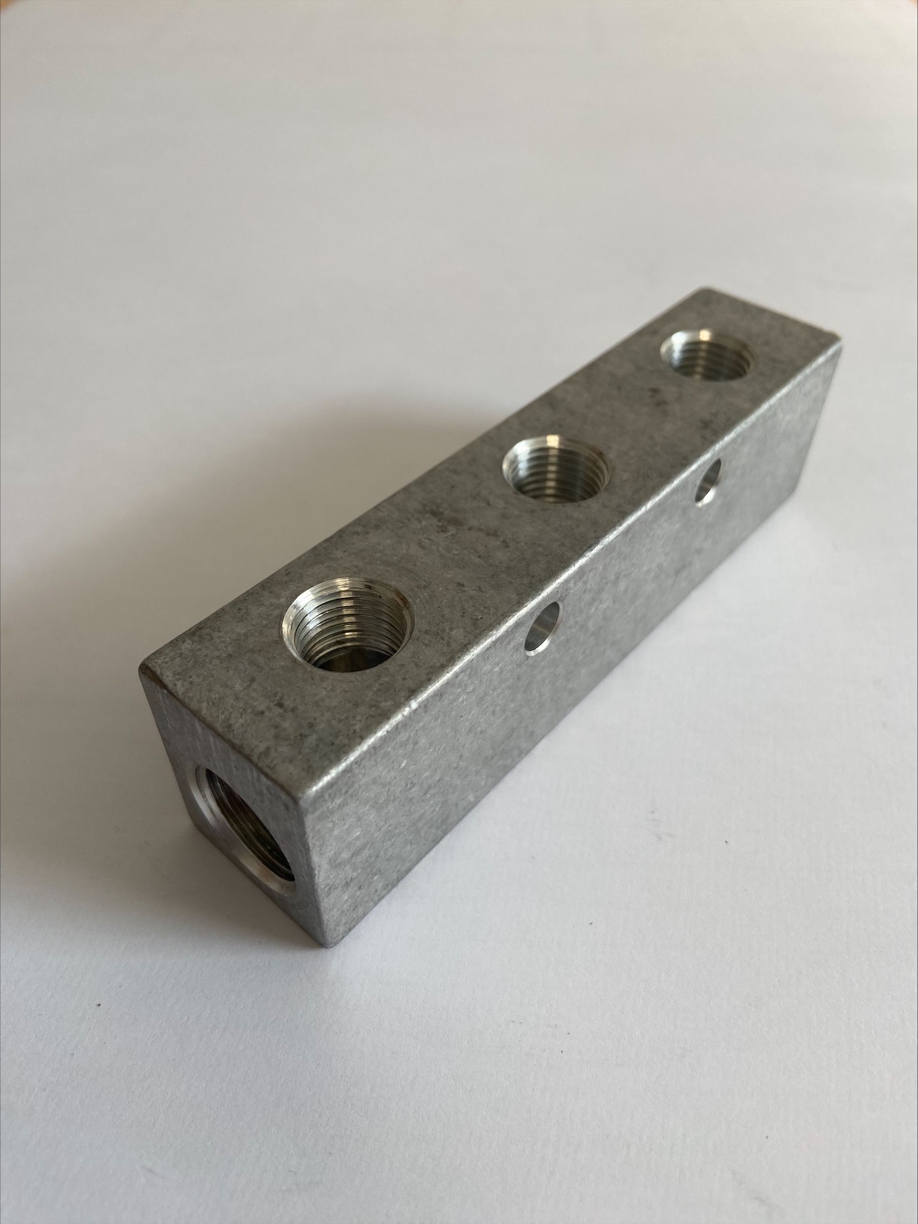 Bloc de distribution - A16 Entrée filetage femelle BSPP = 2 x G 3/8 Sortie filetage femelle BSPP = 3 x G 1/4 